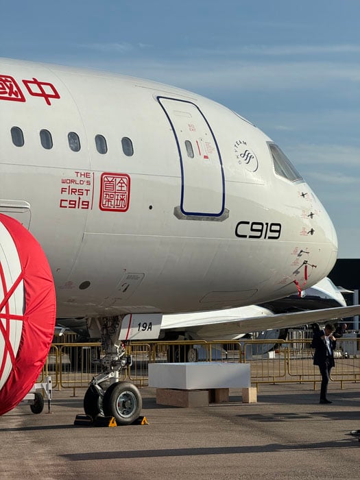 Comic C919 aircraft