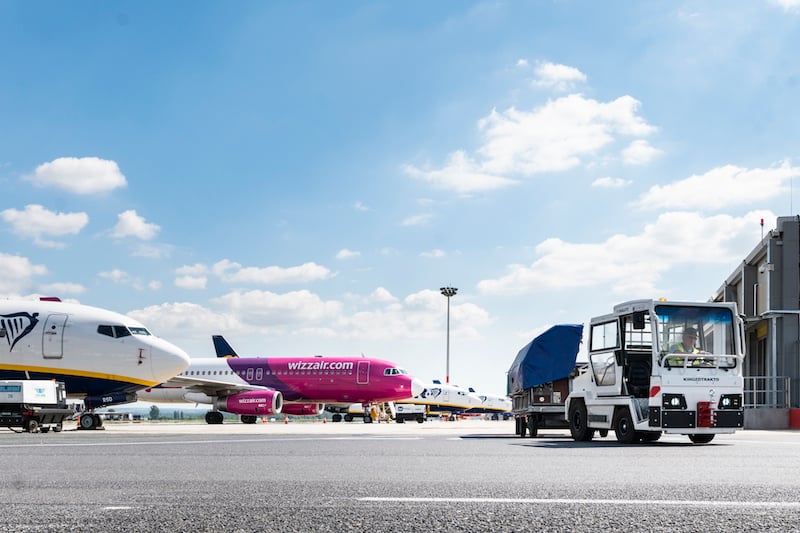 planes at budapest airport 