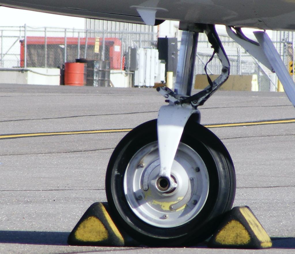 Nose wheel strut