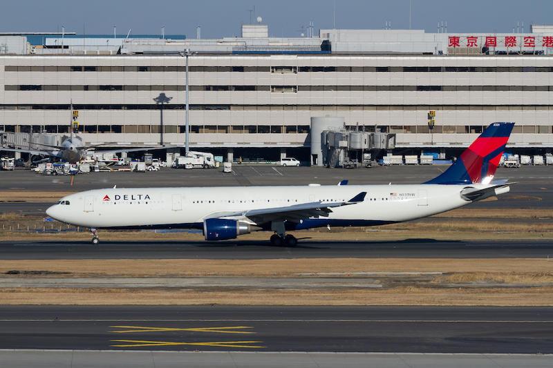 delta a330 at tokyo haneda airport