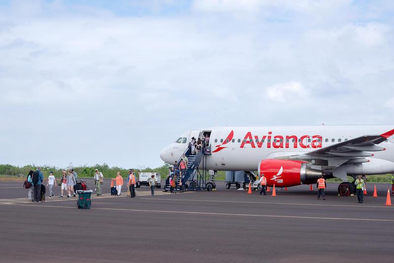 avianca jet passengers disembarking