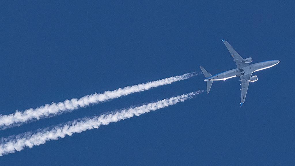 airliner contrails