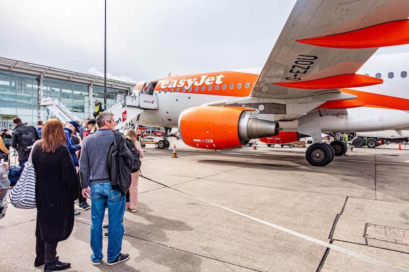 passengers boarding easy jet