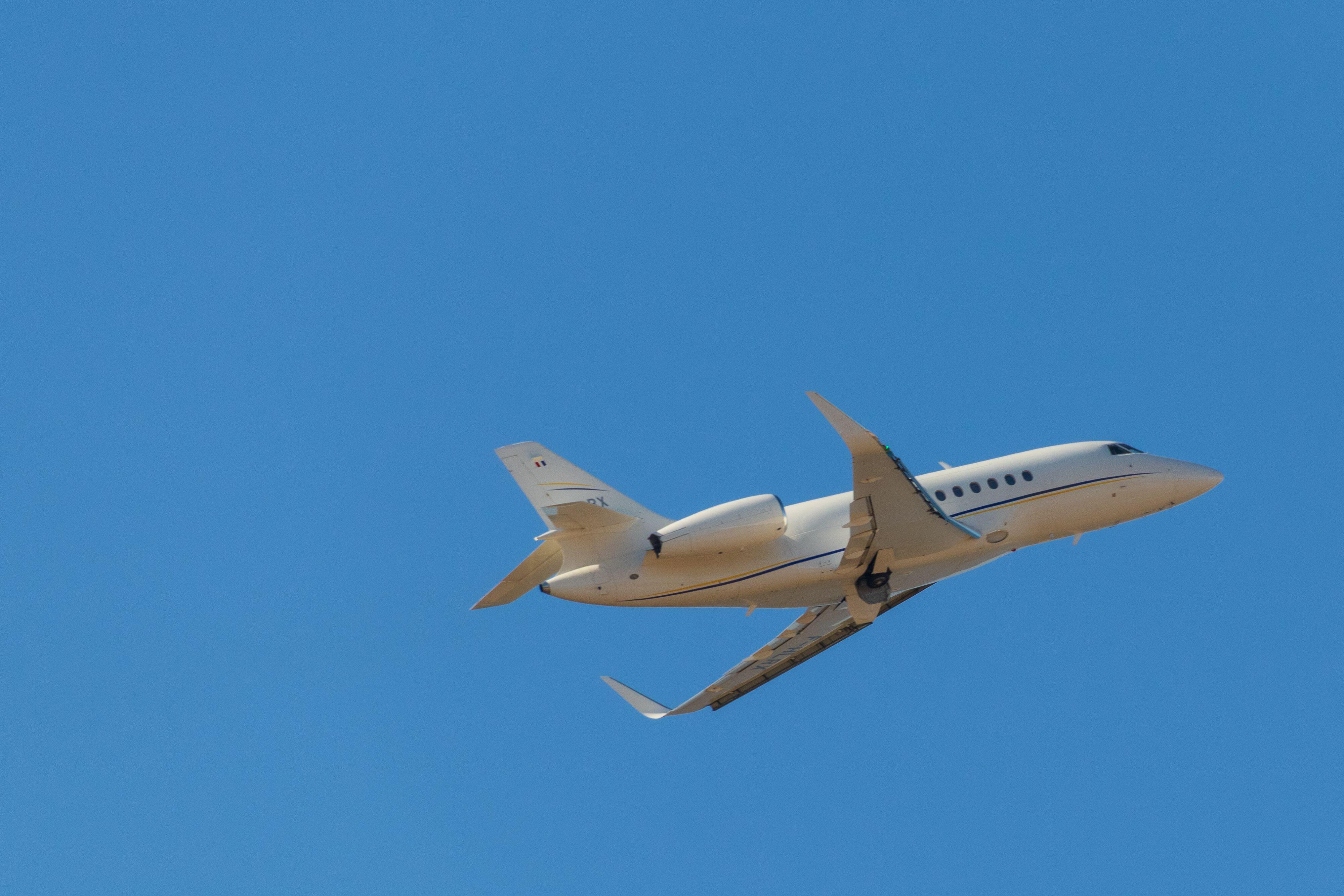 dassault falcon jet in flight