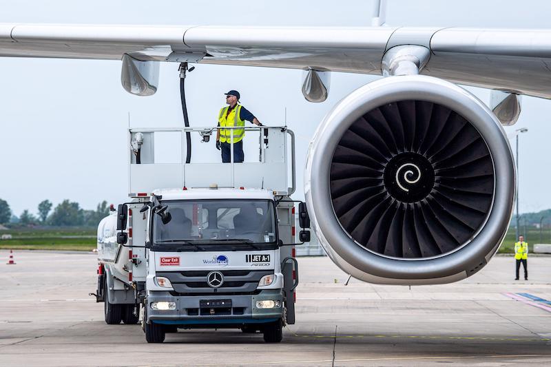 saf truck refuelling airplane