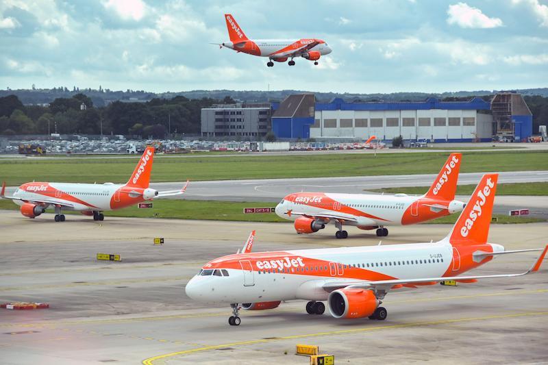 easyjet planes at gatwick