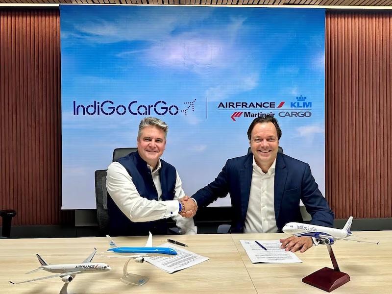 Mr. Mark Sutch (left) and Mr. GertJan Roelands (right) signing the agreement at IndiGo’s Head office in Delhi