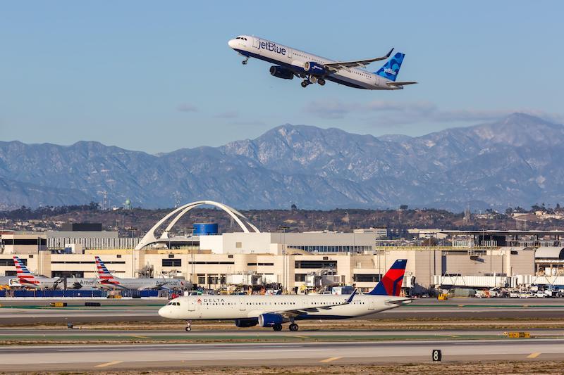 delta and jetblue planes together