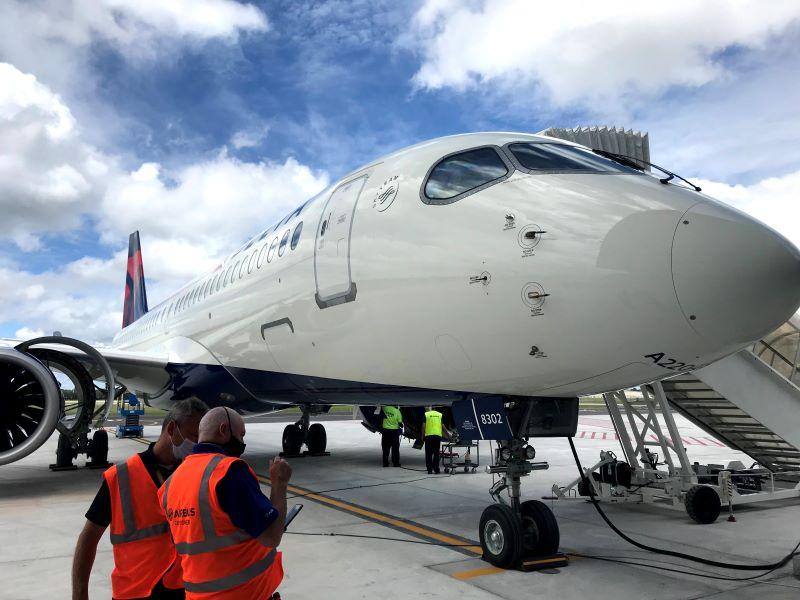 Airbus A220-300 fueling