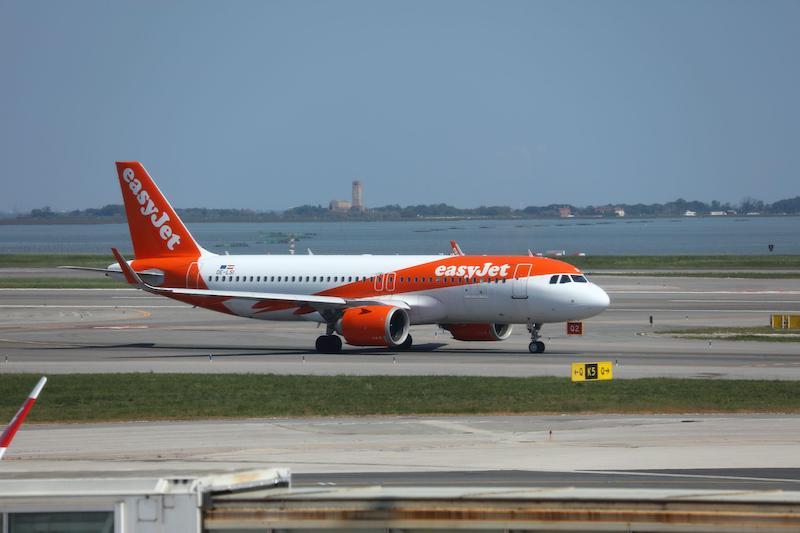 easyjet a320 at venice airport