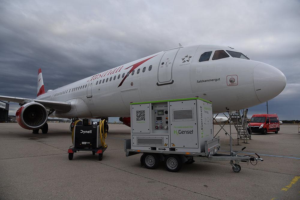 Austrian Airlines A320 hooked up to Test-Fuchs H2Genset hydrogen generator