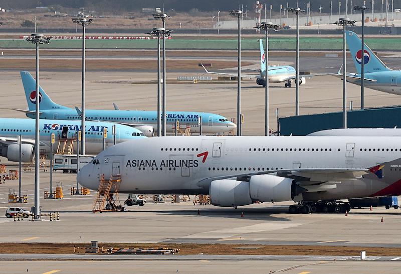 korean air and asiana jets on tarmac