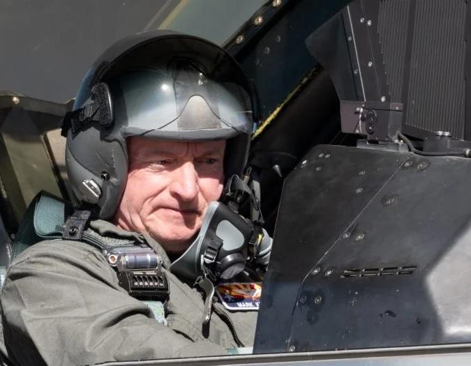 Mark Kelly in an F-16