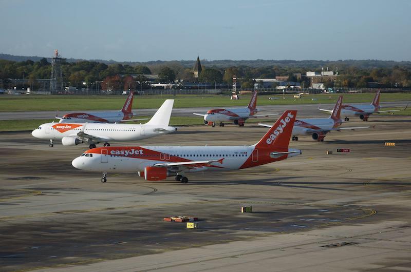 easyjet jets at gatwick