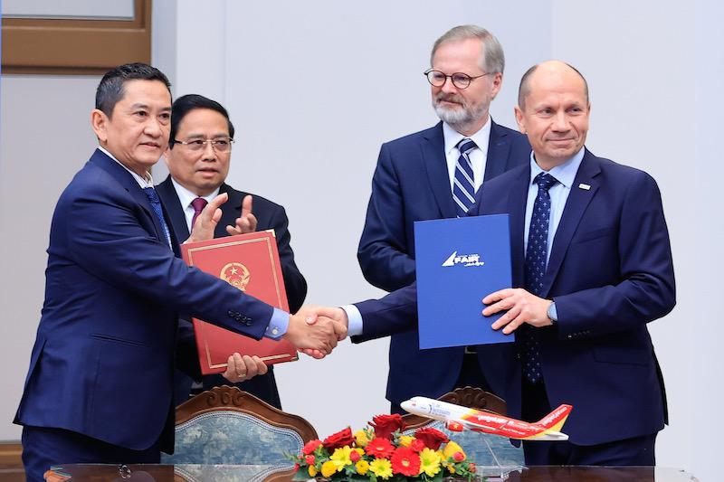 officials at the signing ceremony vietjet f air