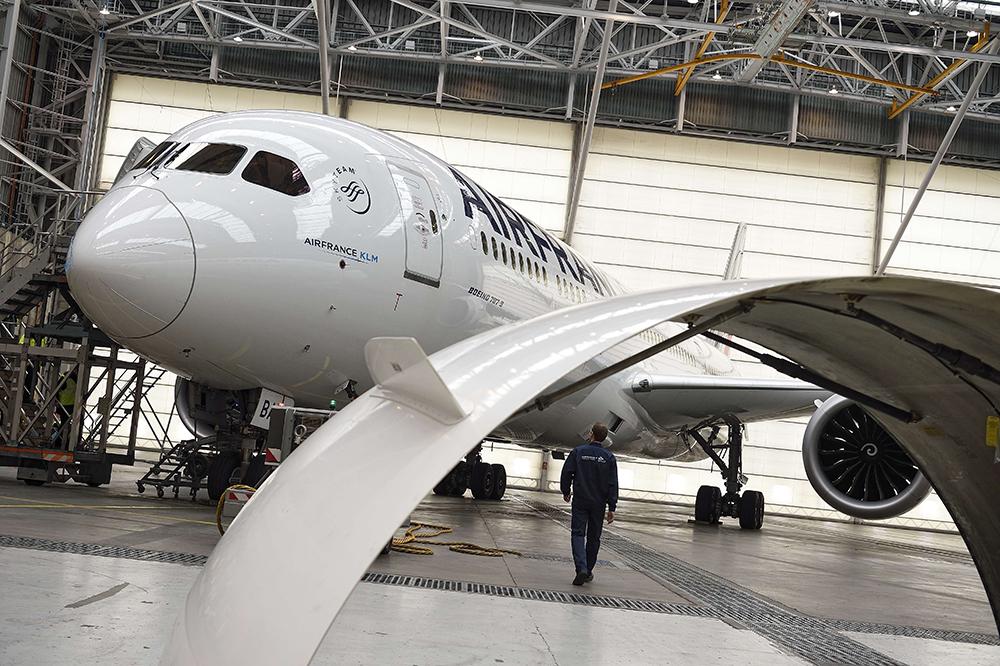 Boeing 787 in AFI KLM E&M hangar