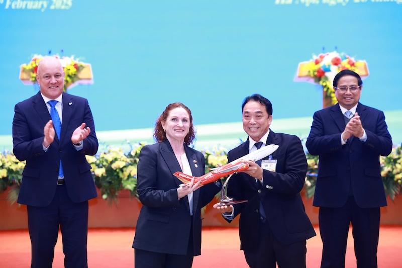 New Zealand Prime Minister Christopher Luxon; New Zealand Ambassador to Vietnam Caroline Beresford; Vietjet Vice Chairman Nguyen Anh Tuan; and Vietnam Prime Minister Pham Minh Chinh