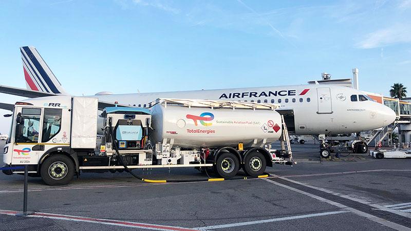 refueling an aircraft