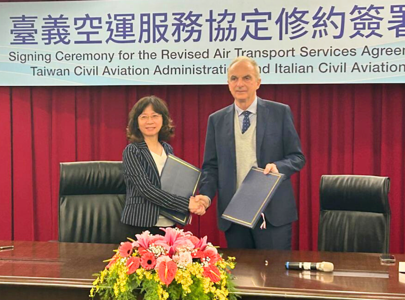 officials signing the taiwan-italy air services agreement