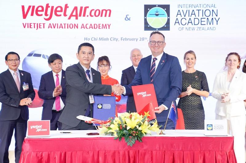 officials at signing ceremony for vietjet and IAANZ