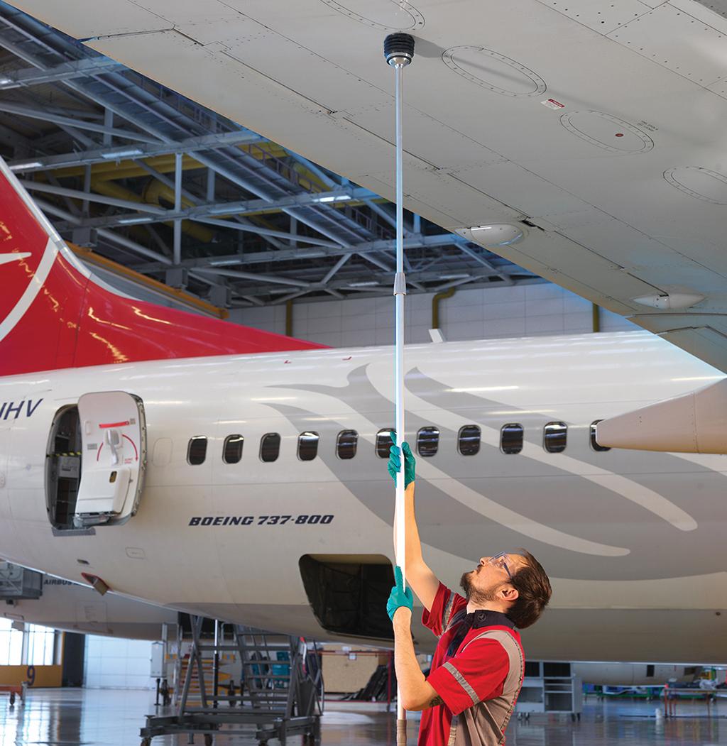 Employee working on Boeing 737-800