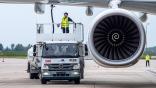 saf truck refuelling airplane